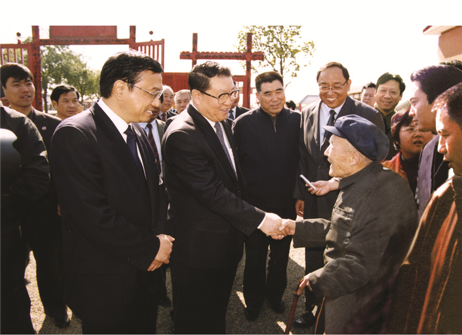 中共中央政治局常委、國務(wù)院總理（時(shí)任河南省委書記）李克強(qiáng)，原中共中央政治局常委李長春接見吳培文